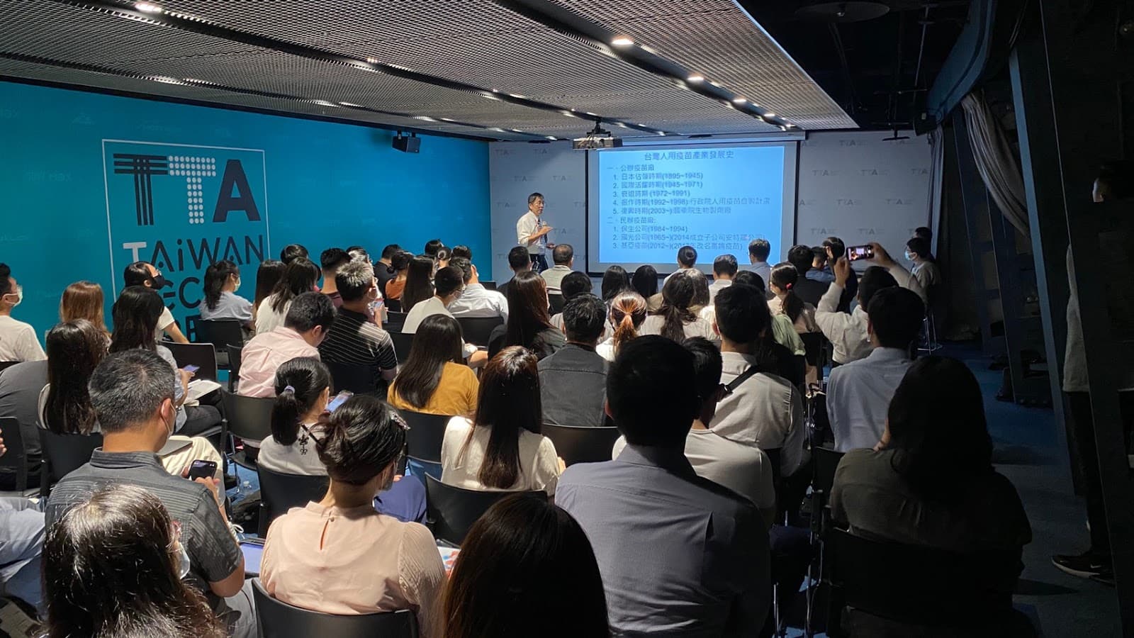 COVID-19 解藥真的近了嗎?3 專家解惑疫苗研發的上市之路!