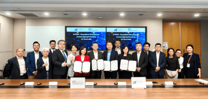 嘉正生技與 ASTAR 團隊於新加坡完成兩項授權簽署儀式。嘉正生技莊士賢執行長(左5)、林瑟宜副董事長(左7)、王克舜董事長(左8)、A*STAR產業創新楊育佳副執行長(左9)、生物藥製程開發梁家燕資深處長(左11)（來源：嘉正生技）
