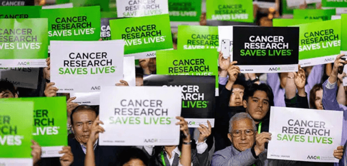 AACR年會開幕式上，數千名與會者高舉「癌症研究救命」（Cancer Research Saves Lives）標語，呼籲各界重視癌症研究資金（來源：美國癌症研究協會）