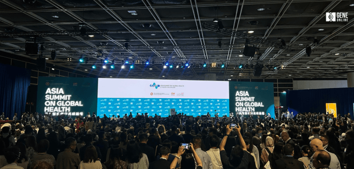 在 2025 年 ASGH 會議上，世界衛生組織秘書長譚德塞博士強調，全球迫切需要團結起來，來應對持續的傳染病威脅，加強衛生系統，確保大眾能公平獲得疫苗和治療，並促進合作以實現全球全民健康。（攝：基因線上）