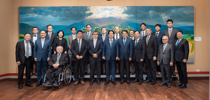 總統（前排右六）與 114 年度傑出生技產業獎得獎單位代表及訪賓合影。（來源：總統府）