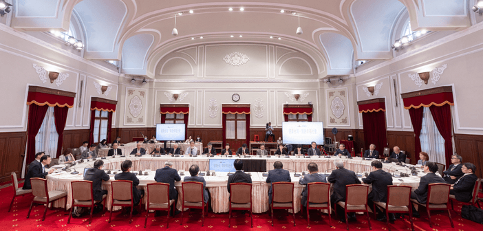 健康台灣推動委員會第 5 次委員會議與會者包括總統府秘書長潘孟安、六位顧問：國立臺灣大學醫學院院長吳明賢、臺北榮民總醫院院長陳威明、長庚醫療財團法人決策委員會主任委員程文俊、佛教慈濟醫療財團法人花蓮慈濟醫院院長林欣榮、高雄醫學大學校長余明隆、彰化基督教醫療財團法人總院長陳穆寬；二位副召集人：國立成功大學醫學院名譽教授陳志鴻、行政院政務委員陳時中；政府機關代表：行政院政務委員兼國家發展委員會主任委員葉俊顯、教育部長鄭英耀；各專長領域代表：國立臺灣大學醫學院附設醫院副院長高淑芬、國立臺灣大學醫學院附設醫院北護分院院長詹鼎正、中華民國醫師公會全國聯合會理事長周慶明、台灣家庭醫學醫學會理事長黃振國、國立臺灣大學醫學院附設醫院臺大醫療體系管理發展中心主任倪衍玄、台灣原住民醫學學會理事林德文、台灣護理學會理事長廖美南、中華民國藥師公會全國聯合會理事長黃金舜、中華民國營養師公會全國聯合會常務監事郭素娥、台北市醫師公會理事長洪德仁、中華民國中醫師公會全國聯合會榮譽理事長柯富揚、財團法人醫院評鑑暨醫療品質策進會副董事長蔡森田、台灣健康運動聯盟副理事長簡文仁、國立成功大學醫學院附設醫院外科部主治醫師沈延盛、中央研究院生物醫學科學研究所特聘研究員謝清河、中央研究院生物醫學科學研究所退休研究員何美鄉，以及執行秘書暨衛福部長石崇良、副執行秘書暨總統府副秘書長鄭俊昇。（來源：總統府）
