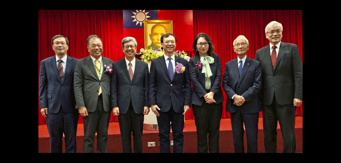 衛生福利部中央健康保險署署長交接典禮合影：衛生福利部部長石崇良(正中)、衛生福利部中央健康保險署署長陳亮妤(右3)、前副總統陳建仁院士(左3)、和信治癌中心醫院董事長黃達夫(右2)、臺北榮民總醫院院長陳威明(右1)、衛生福利部中央健康保險署副署長龐一鳴(左2) 與衛生福利部 常務次長莊人祥(左1)。（來源：衛生福利部中央健康保險署）