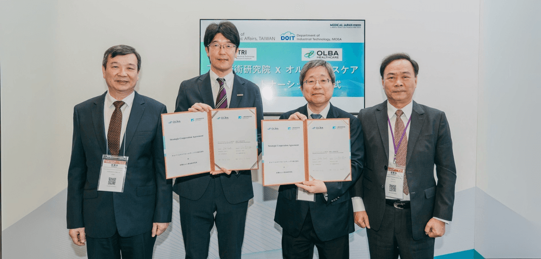 工研院與日本OLBA Healthcare Holdings簽署策略合作協議，象徵臺日攜手推進醫療創新與市場共拓，期盼更多臺灣優質醫材進入日本體系，強化供應鏈韌性並拓展亞太與全球市場。左起為台北駐日經濟文化代表處大使李逸洋、OLBA Healthcare Holdings社長前島洋平、工研院副總暨生醫與醫材研究所所長莊曜宇、臺灣醫療暨生技器材工業同業公會理事長李永川。（來源：工研院）