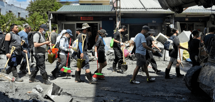 全臺救災志工「鏟子超人」們湧入花蓮災區。(來源:林林)