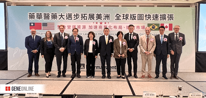 藥華藥經營團隊及合作夥伴代表合影，左起藥華藥美國子公司銷售長 Olivier Battaglione、行銷長 Rebeca Bechily、Forus Therapeutic 總裁暨執行長 Kevin Leshuk、藥華藥總經理黃正谷、董事長詹青柳、執行長林國鐘、科學長林俐伶、藥華藥美國子公司全球營運長Samuel Lin、商業化負責人 Eric Vogel、全球策略長 Harvey Chin、Pint Pharma 科學長 Valnei Canutti。（攝影：鐘煌翔）