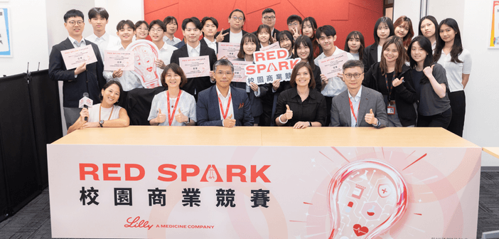 台灣禮來「Red Spark 校園商業競賽」決賽合照。台灣禮來總經理賴柔彣（Lauren Lazowski）前排右二。本屆競賽吸引全台 65 所大專院校、537 位學生組成近 200 支隊伍，聚焦失智症與肥胖症兩大健康議題。（來源：台灣禮來）