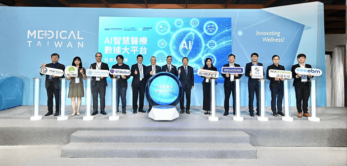 臺灣生技醫療器材工業同業公會攜手工研院及多家醫材業者，共同推動「AI智慧醫療數據大平臺」，打造臺灣首個以FHIR國際標準為核心的智慧醫療數據平臺。圖左起為秉碩生醫總經理王文騰、超象科技業務副總賴巧玲、瑪克多公司總經理陳多偉、美商宇心台灣分公司總經理陳右庭、工研院生醫所副所長王兆麟、臺灣醫材公會理事長陳建志、經濟部產業技術司簡任技正戴建丞、工研院生醫所資深專家莊曜宇、遠傳電信副理趙心梅、博鑫醫電總經理游瑞元、晉弘科技處長黃劎麒、緯謙科技總監楊上輝、商之器科技經理周子淵。（來源：工研院）
