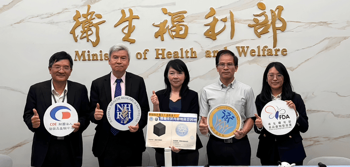 左起 CDE 葉嘉新組長、國衛院司徒惠康院長、李華容副研究員、郭呈欽所長、TFDA 張淑涵科長。（來源：國衛院）